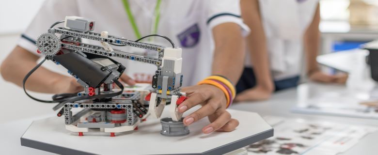 Young Adults' Summer Camp: Robotics for Young People