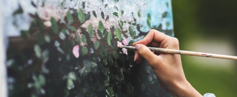 ساحة الحِرَف: ورشة نبض الألوان الفنية